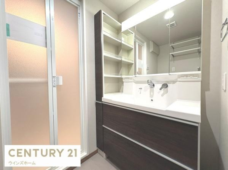 ���ʑ�E���ʏ� �傫�ȎO�ʋ���������[���L�x�ɐ݂���ꂽ���ʎ��́A�^�I������p�i���������萮�����₷���A�����̐g�x�x�����K�Ɏx���Ă����g������̗ǂ���Ԃł��B