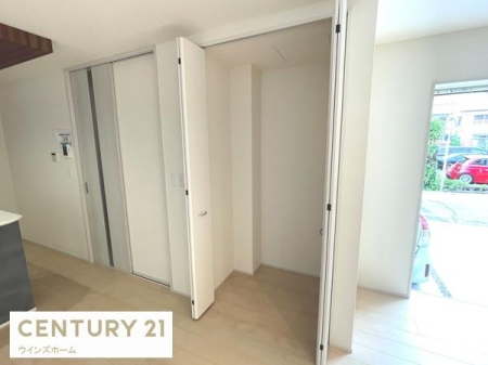 ���[ ���r���O�ɂ͎��[�X�y�[�X�����p�ӁI�ו���u���ꏊ���m�ۂ����̂ł������̐������ڂ����₷���Ȃ�A������芰���܂��I