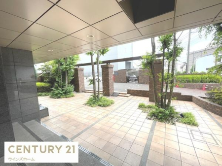 �G���g�����X �������������͋C�̊O�ςŁA�G���g�����X�ւƑ����A�v���[�`�ɂ͐A�͂��Y��ɂقǂ�����Ă��܂��B