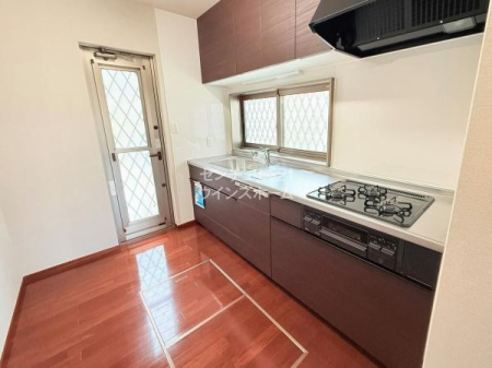 �L�b�`�� �L�b�`�����ɂ͒��ڊO�֏o���鏟��������p�ӂ��܂����I�L���̏o��S�~�Ȃǂ��ꎞ�I�ɊO�ɒu���Ă�����̂ŕ֗��ł��I
