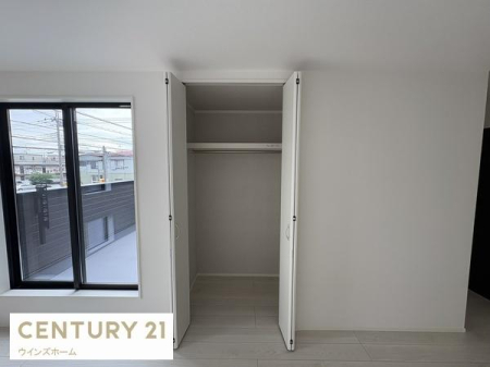 ���[ �N���[�[�b�g���ݒu����Ă��܂��I�ו���u���ꏊ���m�ۂ����̂ł������̐������ڂ����₷���Ȃ�A���K�ȋ�Ԃ����肠���܂��I