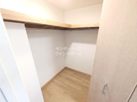 ���[ ���[�X�y�[�X�����ƑI�т̑厖�ȃ|�C���g�ł��B��^�̃E�H�[�N�C���N���[�[�b�g������̂ŁA�ߗނ⏬���ނ͂������A�u���ꏊ�ɍ���X�[�c�P�[�X�����[�ł��܂��I��CG�ŉƍ�����������Ă��܂�