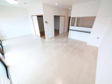 ���r���O LDK��18���Ƃ����ˌ��Ă̂悤�Ȃ�Ƃ肠�鋏�Z��Ԃ��m�ۂ��܂����I�����������Ȃ���Ƒ��̊炪������ΖʃL�b�`���ƃ_�C�j���O�A�����Ė��邢�r���O�������A�₳�����J���[�܂�Ԏ��ƂȂ��Ă��܂��I