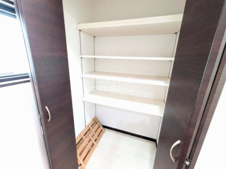 ���[ �L�b�`���܂��̓X�b�L���Ƃ��Ă������ł���ˁB�����ŃL�b�`�����Ƀp���g���[��݂��܂����I�����u���̐H�ނ�ۑ��H�A�ꏊ���Ƃ�傫���L�b�`���p��Ȃǂ�����Ă����ĕ֗��ł��B