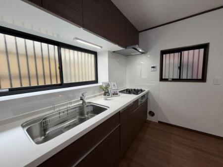 �L�b�`�� �V�K���������V�X�e���L�b�`���B���������̂���ؖڒ��f�U�C����LDK�Ƃ̓��ꊴ�����B���[�X�y�[�X����������m�ۂ���A�����̂����������K�Ɋy���߂܂��B