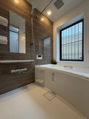 ���� ���j�b�g�o�X��V�K�����B�ؖڒ��̃A�N�Z���g�p�l�����������������͋C�����o���܂��B���t���Ŋ��C�����₷���A����̔���������������o�X���[���ł��B