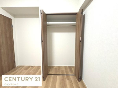 ���[ �N���[�[�b�g���S���ݒu����Ă��܂��I�ו���u���ꏊ���m�ۂ����̂ł������̐������ڂ����₷���Ȃ�A���K�ȋ�Ԃ����肠���܂��I