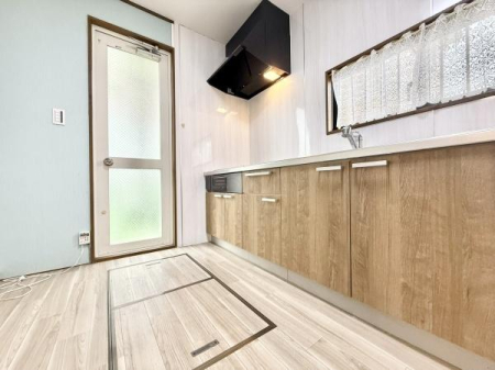 �L�b�`�� �L�b�`�����璼�ڊO�֏o����\�ŁA�S�~�o�������֗��ł��I�傫�ȑ��ɖʂ����C�����₷���A���邢�L�b�`���I