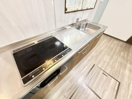 �L�b�`�� ��Ƃ肠���ƃX�y�[�X���m�ۂ����L�b�`���B�����≺�����炦�����₷���A�����̉Ǝ������K�ɃT�|�[�g���܂��B