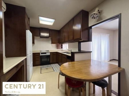 �L�b�`�� ��Ƃ肠���ƃX�y�[�X���m�ۂ����L�b�`���B�����≺�����炦�����₷���A�����̉Ǝ������K�ɃT�|�[�g���܂��B���ꕔCG���H�ŕ��������Ă���܂��B