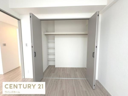 ���[ �N���[�[�b�g���S���ݒu����Ă��܂��I�ו���u���ꏊ���m�ۂ����̂ł������̐������ڂ����₷���Ȃ�A���K�ȋ�Ԃ����肠���܂��I