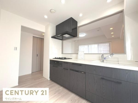 �L�b�`�� �V�K�����ς̃X�^�C���b�V���ȃV�X�e���L�b�`���́A���[�͂Ƌ@�\�������˔����A�������y�����Ȃ��ԁB���r���O�ƂȂ��郌�C�A�E�g�����͂ł��I