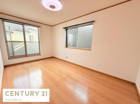 �m�� 8.2���E������o���R�j�[�ɖʂ����m���͓�������ǍD�ȊJ���I�ȕ��͋C�I�N���[�[�b�g�����I���ꕔCG���H�ŕ��������Ă���܂��B