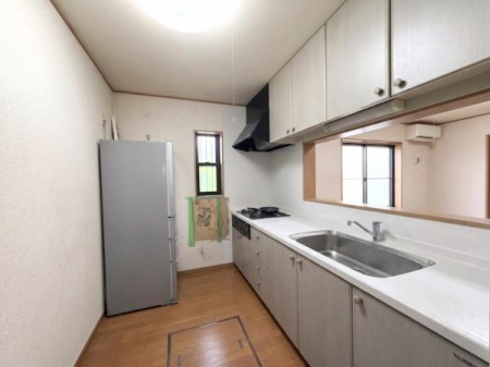 �L�b�`�� �V�X�e���L�b�`���͐l�C�̑Ζʎ����̗p���܂����I�ڂ̑O�ɂ��Ƒ��̗l�q�������Ȃ��炨�������ł��܂��B�����������������Ȃ��悤�z�u���ꂽ���K�ȃL�b�`���X�y�[�X�ł��I��GC���H�ŉƍ�����������Ă��܂�