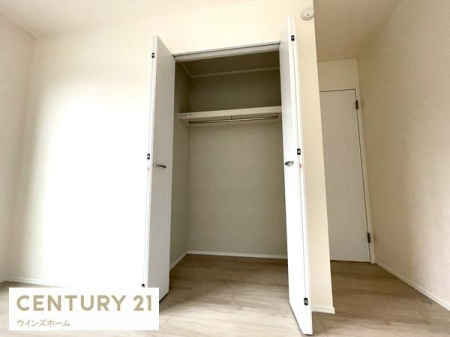 ���[ �N���[�[�b�g���S���ݒu����Ă��܂��I�ו���u���ꏊ���m�ۂ����̂ł������̐������ڂ����₷���Ȃ�A���K�ȋ�Ԃ����肠���܂��I
