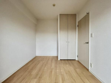 �m�� ��5.2���̗m���́A�x�b�h��f�X�N��z�u���₷���V���v���Ȍ`��B�N���[�[�b�g�������Ă���A���Z�X�y�[�X����������Ǝg���܂��B�Ƒ��\�����炵���ɍ��킹�ĕ��L�����p�ł���ꎺ�ł��B