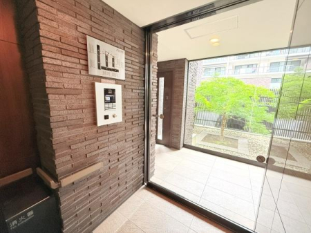 �G���g�����X ��d�Q�[�g�œ����܂ł̐N����h���_�u���I�[�g���b�N���̗p�I�����҂��}���V�����ɓ���ۂɕ��O�҂��ꏏ�ɓ����Ă���u���A��v��h�~������ʂ����܂�A�����S���ĕ�点�܂��I