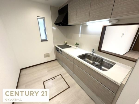 �L�b�`�� ��Ƃ肠���ƃX�y�[�X���m�ۂ����L�b�`���B�����≺�����炦�����₷���A�����̉Ǝ������K�ɃT�|�[�g���܂��B�㉺�Ɏ��[�X�y�[�X���L�x�ł��I