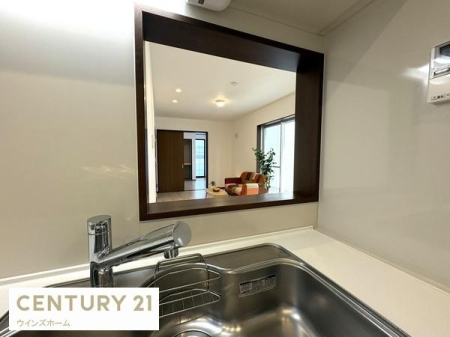 �L�b�`�� �L�b�`���̓��r���O�������鏬���t���ŁA���r���O�ɂ��邨�q���܂̗l�q���m�F�ł��܂��I