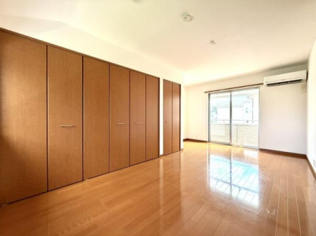 �m�� ��10���̂������Ƃ����m���́A�x�b�h��f�X�N��u���Ă��]�T�̂���L����o���R�j�[�ɖʂ��A���̌����S�n�悭�������ދ�Ԃł��B