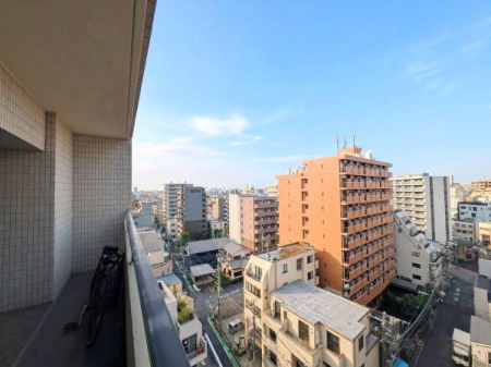 �Z�˂���̒��]�ʐ^ 10�K�̂������Ȃ̂Ńo���R�j�[����̌����炵���ǂ��A�J���I�Ȍi�F���y���߂܂��I�������̒����ʍs�l�Ȃǂ̖ڂɐG��ɂ����A�v���C�o�V�[�������̂Ŗh�Ɩʂł����S���������̂��������ł��ˁB
