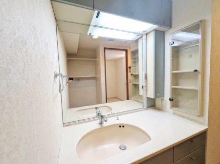 ���ʑ�E���ʏ� �g������̂悢���C�h�~���[�̐��ʉ��ϑ�B�L�x�ȃL���r�l�b�g�ł�������Ƃ������ʉ����������܂��I���ʃ{�E���̃T�C�h�ɂ͍L�߂̃h���C�G���A������Ό��Ȃǂ�u���Ă����܂���I��CG�Ő��ʗp��������Ă��܂�