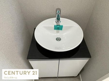 ���ʑ�E���ʏ� 2�K�ɂ̓Z�J���h���ʑ䂪�ݒu����Ă���A1�K�̐��ʏ����g���Ȃ����◈�q���Ȃǎg���ĕ֗��ł��I
