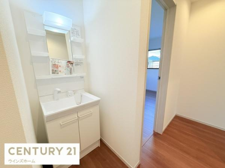 ���ʑ�E���ʏ� 2�K�ɂ̓Z�J���h���ʑ䂪�ݒu����Ă���A1�K�̐��ʏ����g���Ȃ����◈�q���Ȃǎg���ĕ֗��ł��I