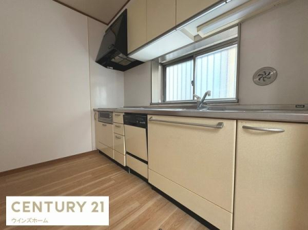 �L�b�`�� ��Ƃ肠���ƃX�y�[�X���m�ۂ����L�b�`���B�����≺�����炦�����₷���A�����̉Ǝ������K�ɃT�|�[�g���܂��B
