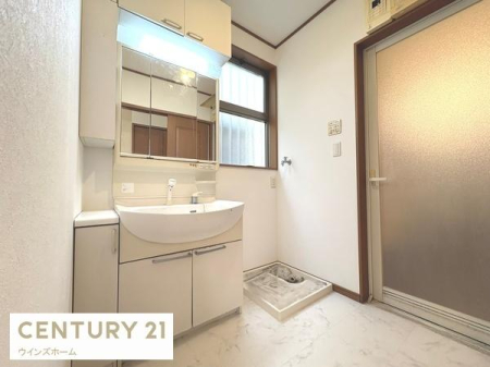 ���ʑ�E���ʏ� ���[�X�y�[�X��L�x�Ɋm�ۂ������ʎ��B�O�ʋ��t�����ʉ��ϑ�ƃ_�E�����C�g���A��������Ɛ������ꂽ��Ԃ����o���܂��B