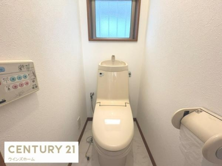 �g�C�� �g�C���͂P�E2�K�ɐݒu����Ă���A�������֍��t���̐����ȃg�C���B���t���Ŋ��C���ł��܂��B