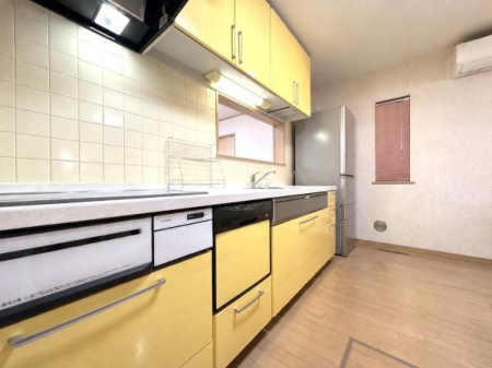 �L�b�`�� ���邢�C�G���[����ۓI�ȃL�b�`���B���[�X�y�[�X���L�x�ŁAIH�N�b�L���O�q�[�^�[���̗p�����I�[���d���d�l�ł��B�Ζʑ�����LDK�����n���A�Ƒ��Ƃ̉�b���y���߂܂��B