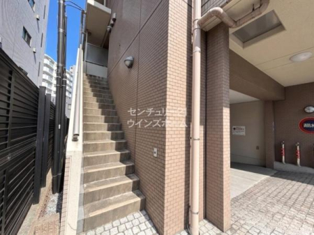 ���̑����n ��K�̃G���g�����X�ȊO�ɂ��O�K�i���炨�����ւ̏o���肪�\�I�}���V�����̃Z�L�����e�B�ƌˌ��Ă̗��֐��𗼗�����2WAY���ւł��I