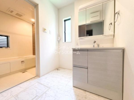 ���ʑ�E���ʏ� �g������̗ǂ��O�ʋ��^�C�v�̐��ʉ��ϑ�B���̊p�x���ς�����̂Ńw�A�X�^�C���⃁�C�N�ɂ��������Ɋ������ł��ˁI���̌��͎��[�ɂȂ��Ă���̂ōׁX�������̂����[�ł��܂��I