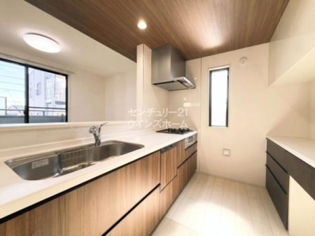 �L�b�`�� �L�b�`���X�y�[�X�̏㕔��������V��ɂ��A�ؖڒ��̃N���X�Ńf�R���[�V�������܂����I�����Ƀ_�E�����C�g��ݒu�����������ŃX�^�C���b�V���ȃL�b�`����ԂƂȂ��Ă��܂��I