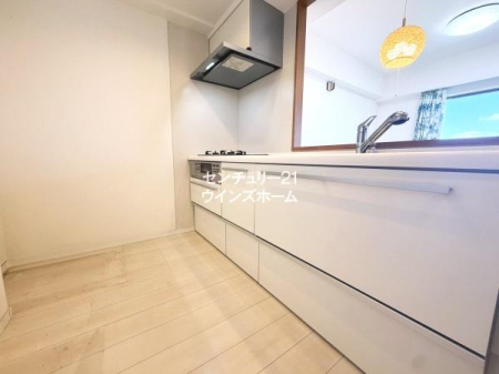 �L�b�`�� �L�b�`������̓��r���O�����n���܂��B�ڂ̑O�ɂ��Ƒ��̗l�q�������Ȃ��炨�������ł���z�u�́A�q��Ē��̂��ƒ�ɂ��҂�����I�����������������Ȃ��悤�z�u���ꂽ���K�ȃL�b�`���X�y�[�X�ł��I