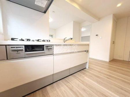 �L�b�`�� �V�X�e���L�b�`���͂������������r���O�ɂ��邲�Ƒ��Ƃ̃R�~���j�P�[�V�������e�ސl�C�̑Ζʎ����̗p���܂����I�������������Ȃ��悤�ɔz�u���ꂽ�L�b�`���X�y�[�X�ŉ��K�ɂ��������ł��܂��B