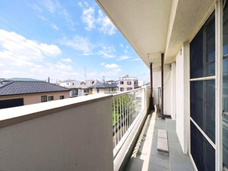 �o���R�j�[ �V�C�̗ǂ����ɂ͐��󕨂��J���b�Ɗ�������悤�ȁA��������̗ǂ������Ƀo���R�j�[���ݒu����Ă��܂��B�O�ʂɂ͍��������͂Ȃ��̂ŕ��ʂ����m�ۂł��܂���I