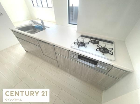 �L�b�`�� �Z�~�t���b�g�^�C�v�̃L�b�`�����̗p�B�V���N�A������͍L�X�Ƃ��Ďg�����肪����܂��B���r���O�E�_�C�j���O�Ƃ̈�̊�������A���Ƒ��Ƃ̂Ȃ���������Ȃ��炨�������y���߂܂��B