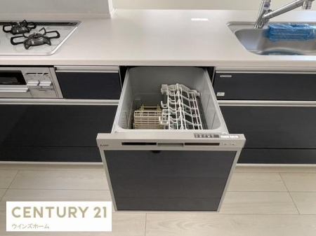 �L�b�`�� �H��@�t���̃V�X�e���L�b�`���ŁA�����̉Ǝ��������悭�I��Ƃ肠���ƃX�y�[�X�Ɩ��邭�������̂����ԂŁA�����������K�Ɋy���߂܂��B