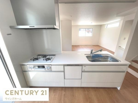 �L�b�`�� �Z�~�t���b�g�^�C�v�̃L�b�`�����̗p�B�V���N�A������͍L�X�Ƃ��Ďg�����肪����܂��B���r���O�E�_�C�j���O�Ƃ̈�̊�������A���Ƒ��Ƃ̂Ȃ���������Ȃ��炨�������y���߂܂��B