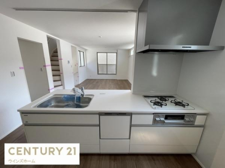 �L�b�`�� �Z�~�t���b�g�^�C�v�̃L�b�`�����̗p�B�V���N�A������͍L�X�Ƃ��Ďg�����肪����܂��B���r���O�E�_�C�j���O�Ƃ̈�̊�������A���Ƒ��Ƃ̂Ȃ���������Ȃ��炨�������y���߂܂��B