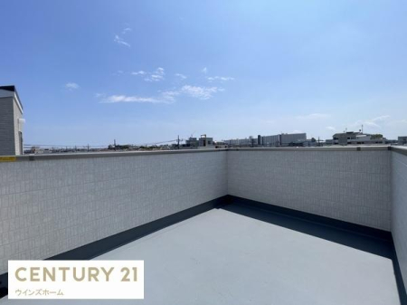 �o���R�j�[ �J�����I����ɍL����6���̃v���C�x�[�g�o���R�j�[�B�e�[�u����֎q��u���ăA�E�g�h�A���r���O�Ƃ��Ă������p���������܂��B