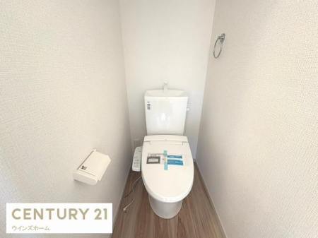 �g�C�� �g�C���͂P�E2�K�ɐݒu����Ă���A�������֍��t���̐����ȃg�C���B�i�ʐ^3�����j