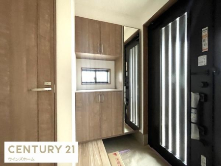 ���� �C������������[�ł���V���[�Y�{�b�N�X�ɉ����A�����⌮��u����X�y�[�X������A���o�����O��̓�����X���[�Y�ł��B�S�g�~���[�����Ă���̂ł��o�����O�̐g�����Ȃ݃`�F�b�N���ł��܂��B
