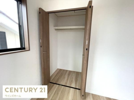 ���[ �N���[�[�b�g���S���ݒu����Ă��܂��I�ו���u���ꏊ���m�ۂ����̂ł������̐������ڂ����₷���Ȃ�A���K�ȋ�Ԃ����肠���܂��I