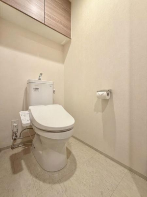 �g�C�� ��������Ƃ����������̂���g�C���B�������֍�������A�㕔�ɂ͎��[�X�y�[�X���݂����Ă��܂��B�g�C���b�g�y�[�p�[��|���p�i�Ȃǂ��܂Ƃ߂Ď��[�ł��A��Ԃ����ꂢ�ɕۂ��₷���d�l�ł��B��AI���H�ς�