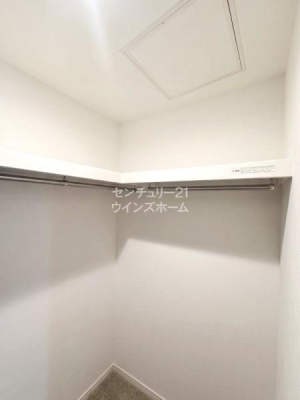 ���[ ���[�����ƑI�т̑厖�ȃ|�C���g�B��Q���ɂ̓E�H�[�N�C���N���[�[�b�g��ݒu���܂����I��e�ʂ̃N���[�[�b�g�Ȃ̂ŗm�������łȂ��X�[�c�P�[�X�⏬���Ȃǂ����[�ł��܂��I��AI���H�ŉƍ�����������Ă��܂�