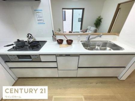 �L�b�`�� ���r���O�E�_�C�j���O�����n����ΖʃL�b�`���B�����������Ȃ��炲�Ƒ��Ƃ̉�b���e�݁A���R�ƃR�~���j�P�[�V���������܂��݌v�ł��B�iC�����ʐ^�j