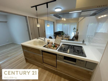 �L�b�`�� �V�K�����ς̃V�X�e���L�b�`���́A���[�͂Ƌ@�\�������˔����A�������y�����Ȃ��ԁB�t���b�g�ΖʃL�b�`���Ȃ̂Ń_�C�j���O�ɂ��邨�q���܂̗l�q���m�F�ł��܂��I�y���_���g���C�g���������ȋ�Ԃ����o���܂��B